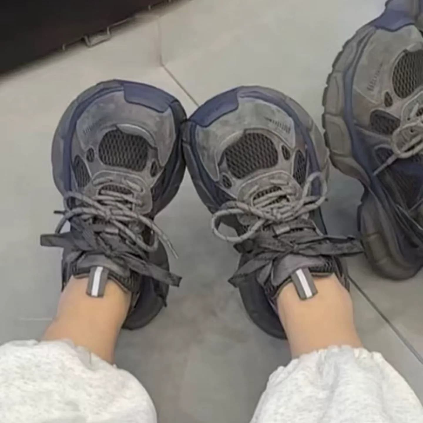 Sepatu Dad Wanita Korea Kulit Asli Jaring Retro Ringan Kasual Tali Ganda Lari 2026