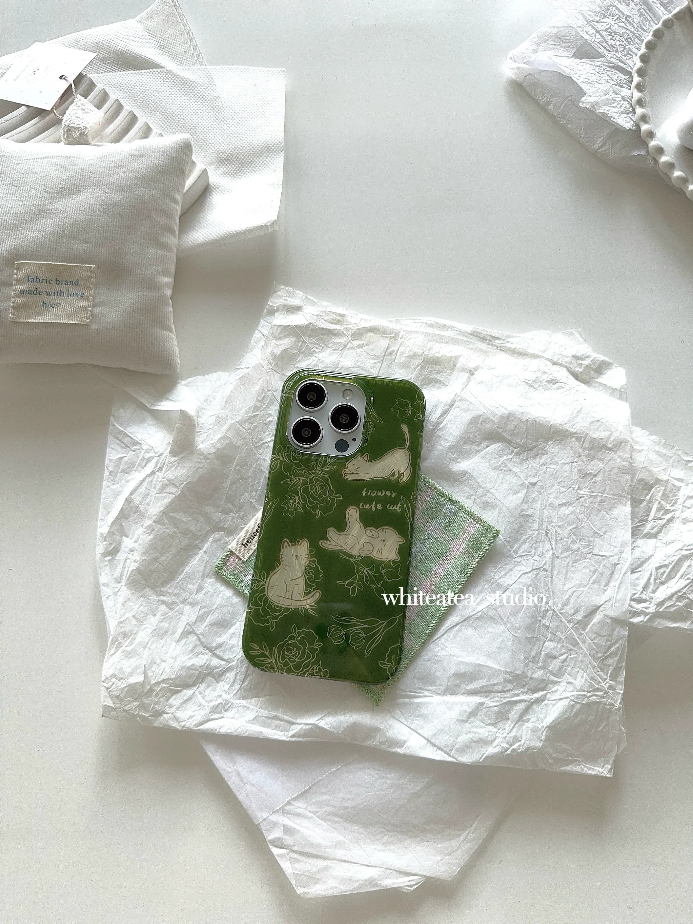 Casing HP Ins Hijau Tua Garis Berongga Kucing untuk iPhone 17 Pro Max Anti Banting