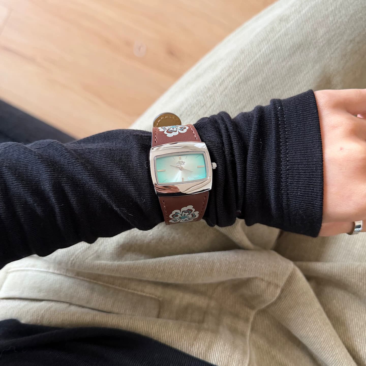 Jam Tangan Awasteoftime Vintage Tali Kulit Motif Bunga Persegi Kuarsa Unisex